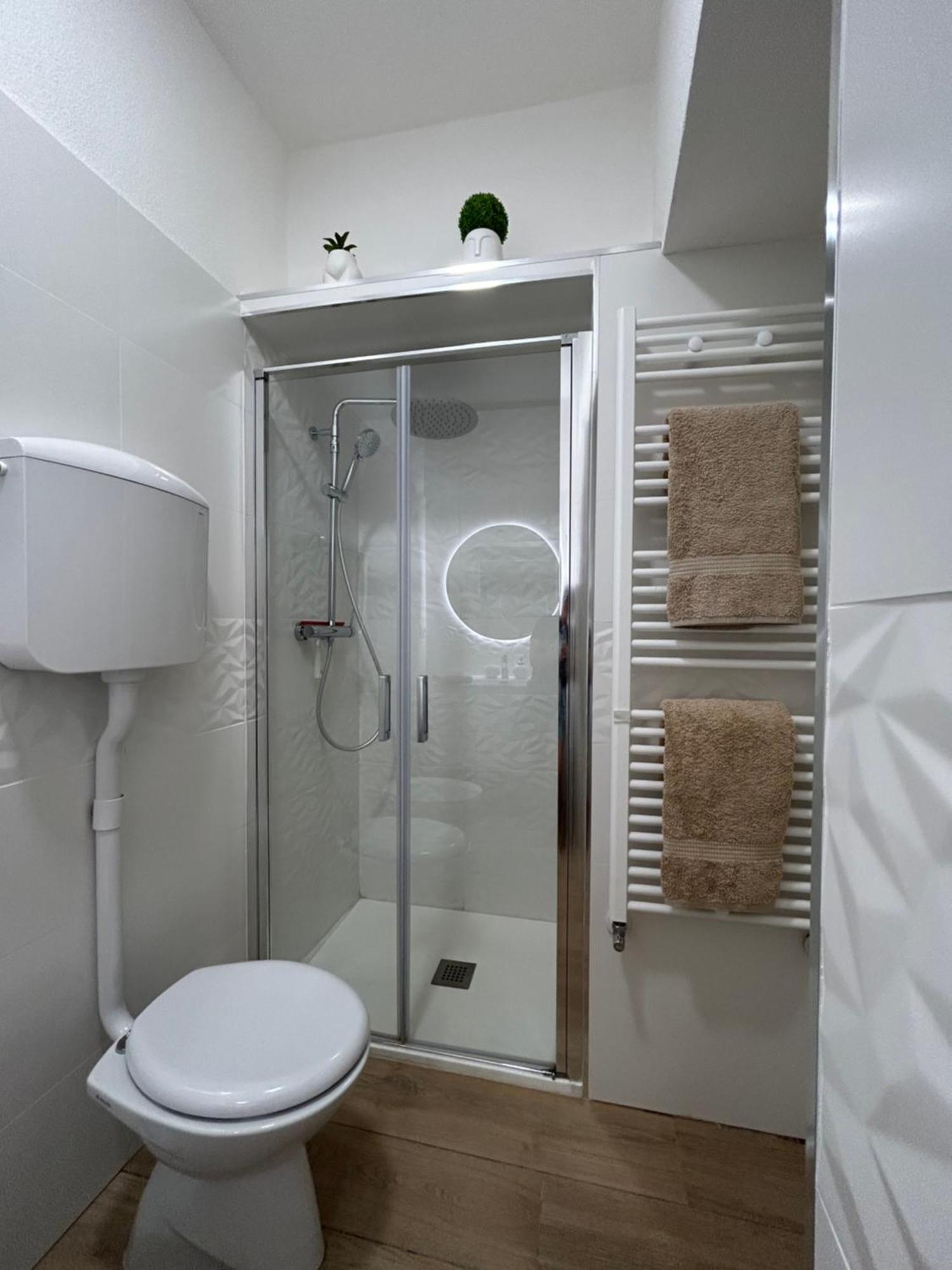 V&C Home Rental Specialist Appartamenti Fronte Lago Maggiore Germignaga 外观 照片